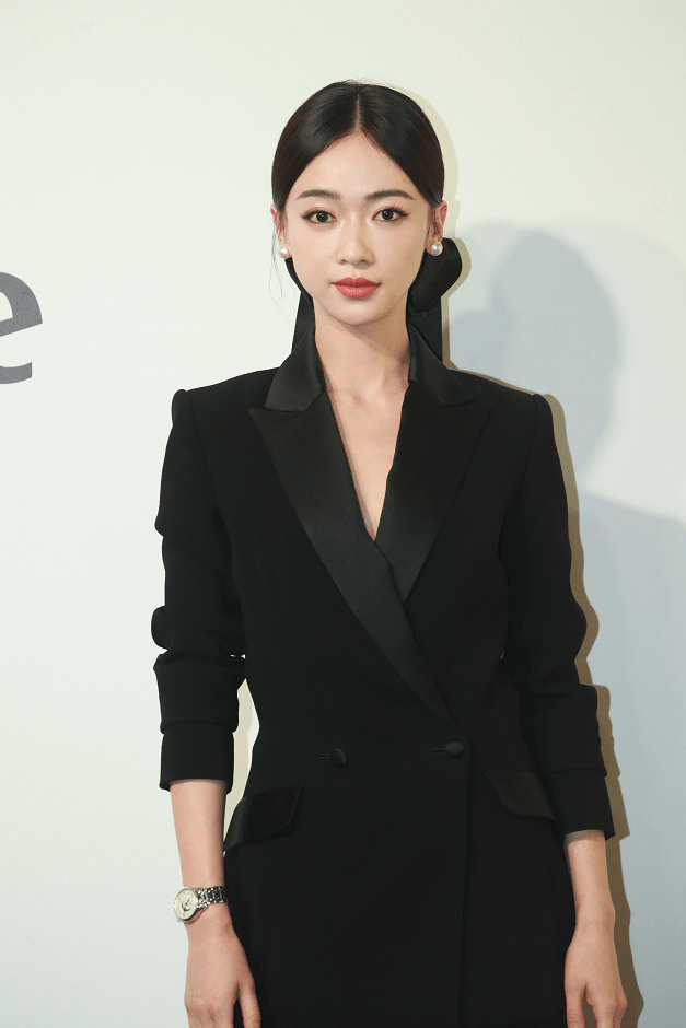 Ngô Cẩn Ngôn khá hợp với hình tượng phụ nữ trưởng thành, thành công trong sự nghiệp.