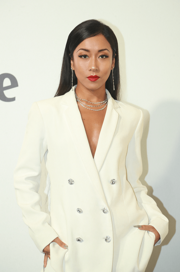 Ngôi sao "The Voice Trung Quốc" Cát Khắc Tuyển Dật để lại ấn tượng mạnh nhờ làn da nâu quyến rũ tương phản với áo vest trắng.