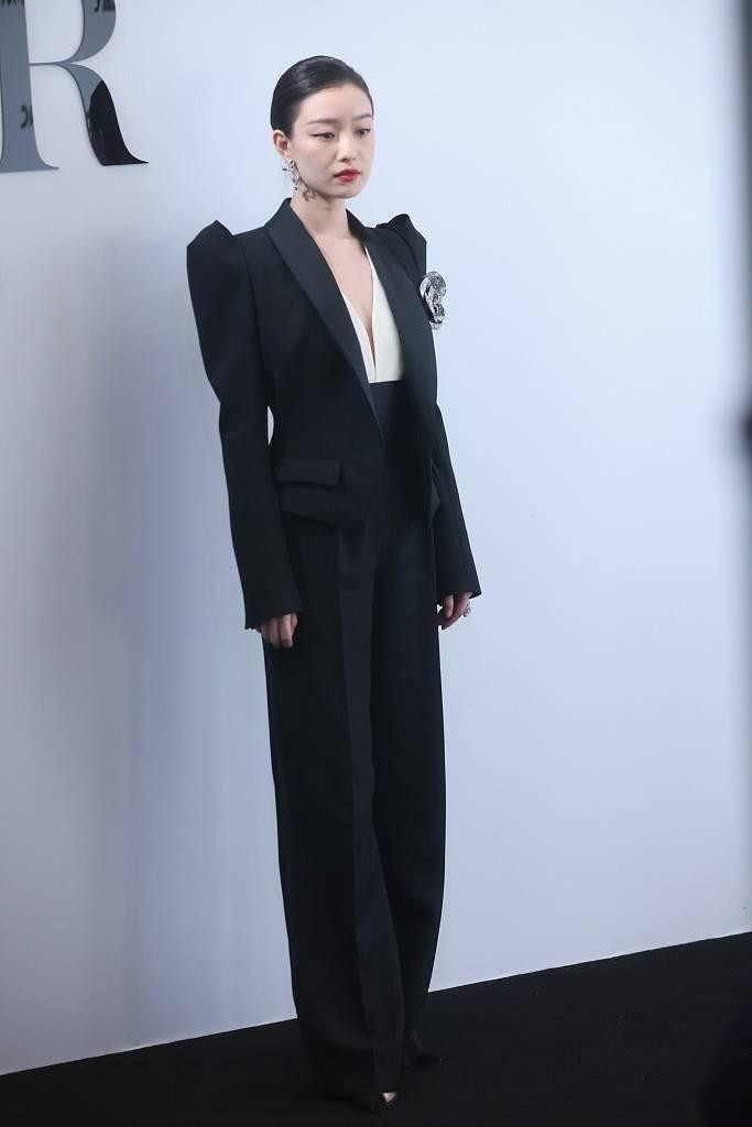 Nghê Ni nhận nhiều lời khen với set đồ, cùng trang điểm. Tuy nhiên, không rõ vì lý do gì, gương mặt cô khá u buồn.