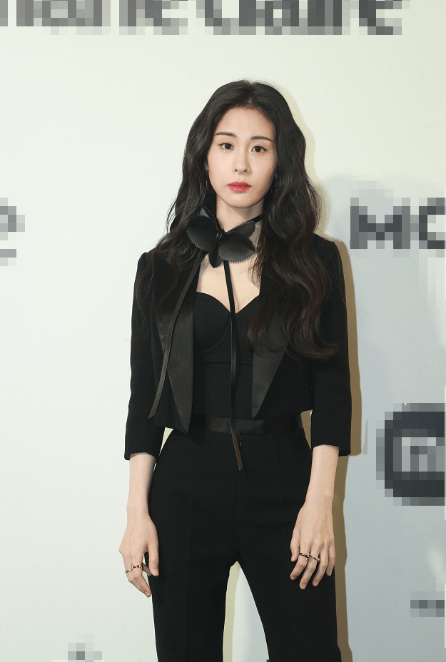 Nữ ca sĩ Trương Bích Thần hiếm hoi xuất hiện tại sự kiện công khai sau ồn ào có con với Hoa Thần Vũ. Cô chọn set đồ tôn được thân hình mảnh mai, nhưng "mất điểm" vì đôi mắt vô hồn.