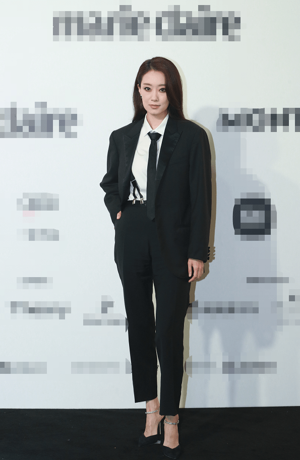 Nữ diễn viên "Xin chào Lý Hoán Anh" Trương Tiểu Phi trang điểm mắt khói sắc sảo.