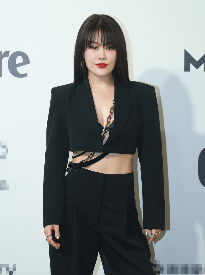 Nữ ca sĩ Viên Á Duy cá tính với áo vest dáng crop-top và tóc mái bằng.