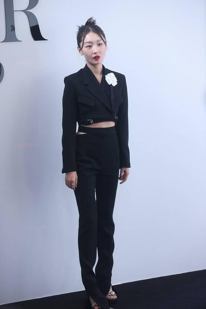 Tam Kim Ảnh hậu Châu Đông Vũ kém khí thế so với các nữ đồng nghiệp.