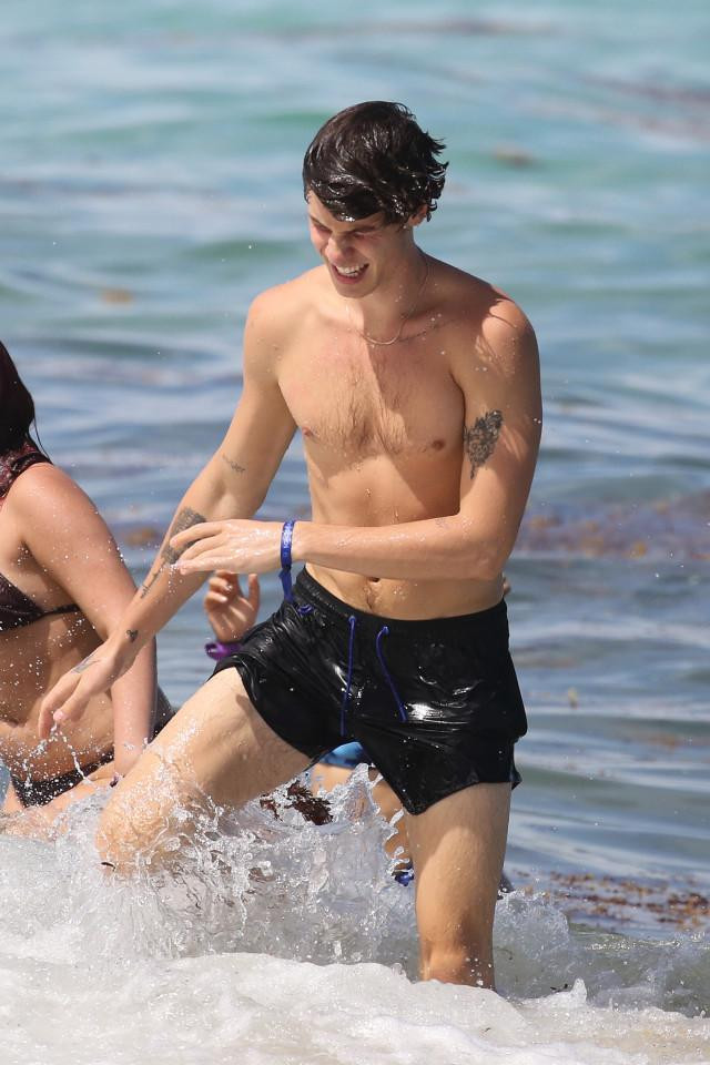 Cabello chỉ hơn bạn trai 1 tuổi nhưng từ những hình ảnh thực tế có thể thấy cách biệt ngoại hình là khá lớn.