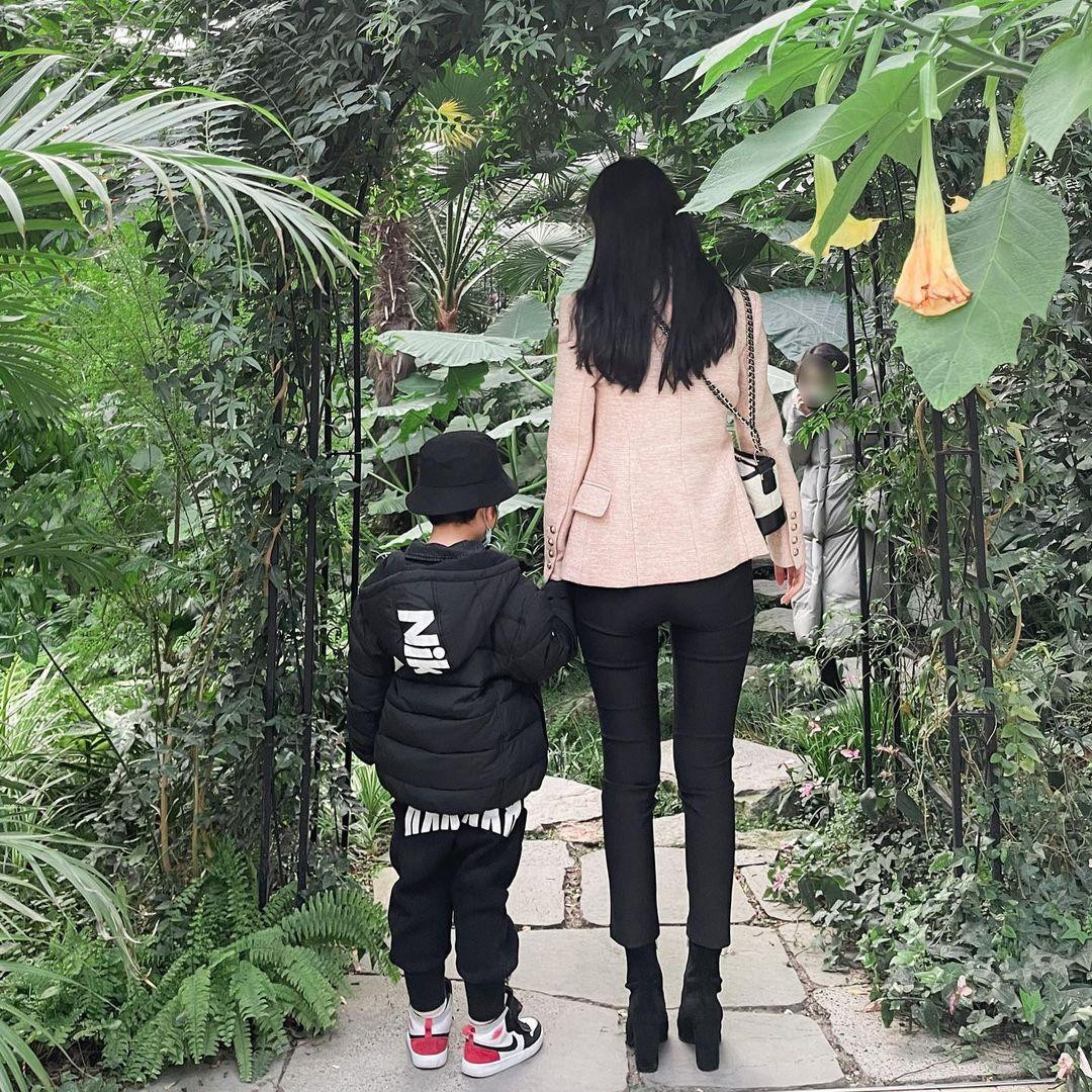 Về đời tư, hồi tháng 2, người đẹp thừa nhận đã ly hôn, đang là mẹ đơn thân, sống cùng con trai. Hiện tại, cô đang hẹn hò với biên kịch 34 tuổi Jeon Seon Wook. Cô nhiều lần đăng ảnh chụp cùng bạn trai trên trang cá nhân.