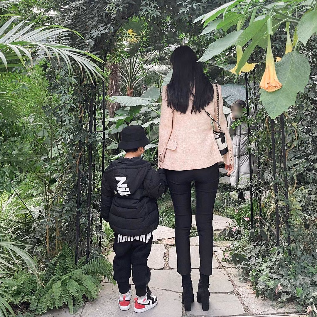 Về đời tư, hồi tháng 2, người đẹp thừa nhận đã ly hôn, đang là mẹ đơn thân, sống cùng con trai. Hiện tại, cô đang hẹn hò với biên kịch 34 tuổi Jeon Seon Wook. Cô nhiều lần đăng ảnh chụp cùng bạn trai trên trang cá nhân.