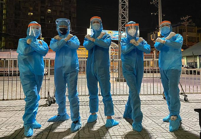 Nhóm nghệ sĩ của MC Quỳnh Hoa (thứ hai từ phải qua) đóng quân tại cụm dịch ở Gò Vấp. Ảnh: Nhân vật cung cấp.