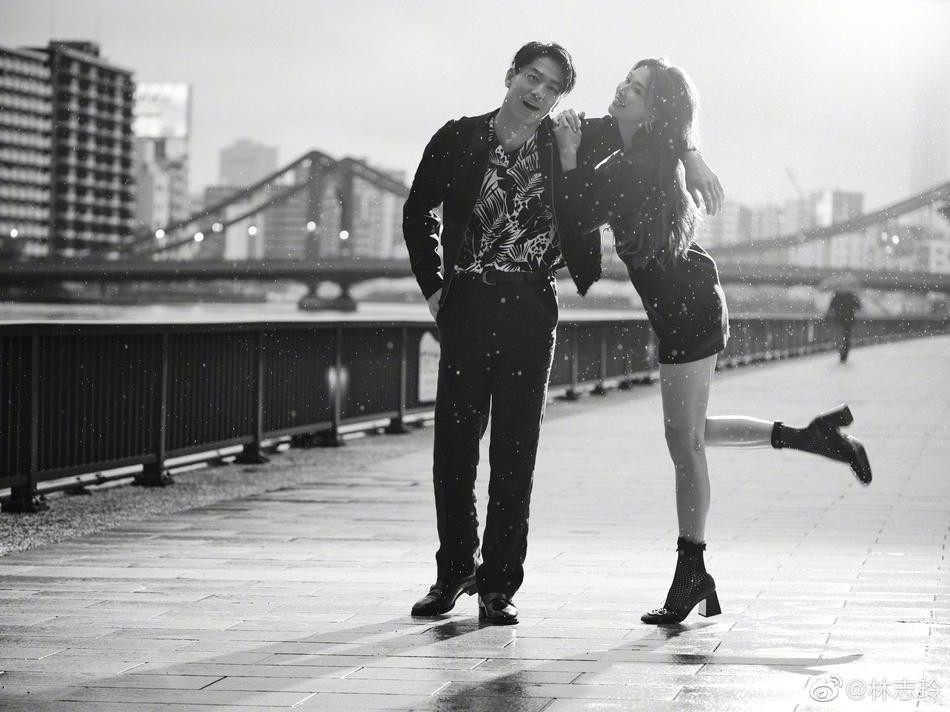 Chiếc váy ngắn giúp cô khoe được đôi chân dài thẳng tắp, xứng danh "chân dài số một Đài Loan". Nếu chỉ nhìn ảnh, không ai nghĩ Lâm Chí Linh đã U50, trông cô như chỉ mới đầu ba mươi. Chiếc váy ngắn giúp cô khoe được đôi chân dài thẳng tắp, xứng danh "chân dài số một Đài Loan". Nếu chỉ nhìn ảnh, không ai nghĩ Lâm Chí Linh đã U50, trông cô như chỉ mới đầu ba mươi.