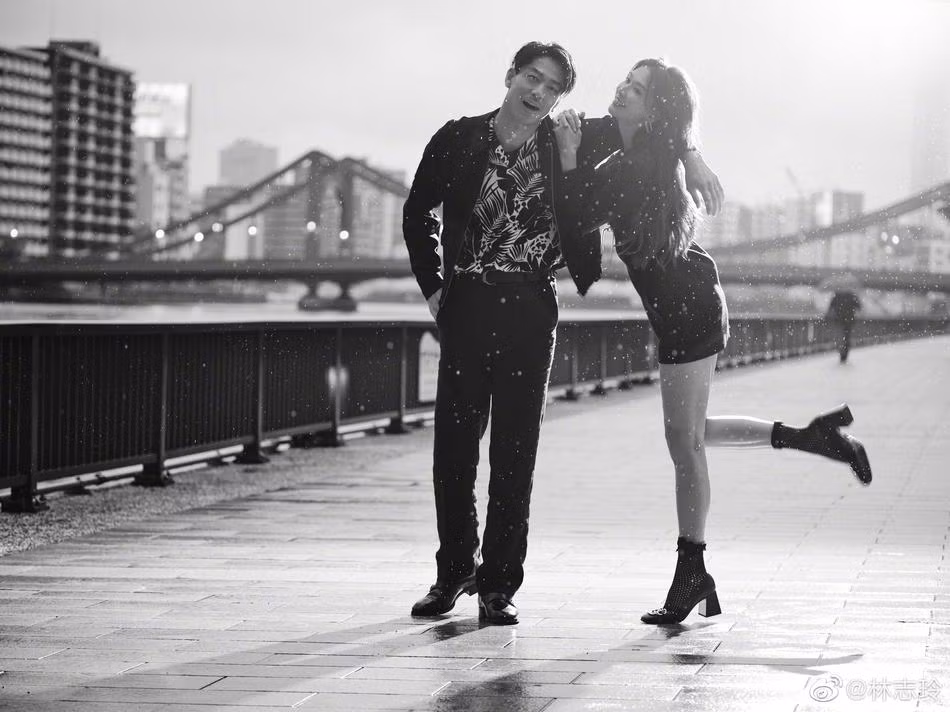 Chiếc váy ngắn giúp cô khoe được đôi chân dài thẳng tắp, xứng danh "chân dài số một Đài Loan". Nếu chỉ nhìn ảnh, không ai nghĩ Lâm Chí Linh đã U50, trông cô như chỉ mới đầu ba mươi.