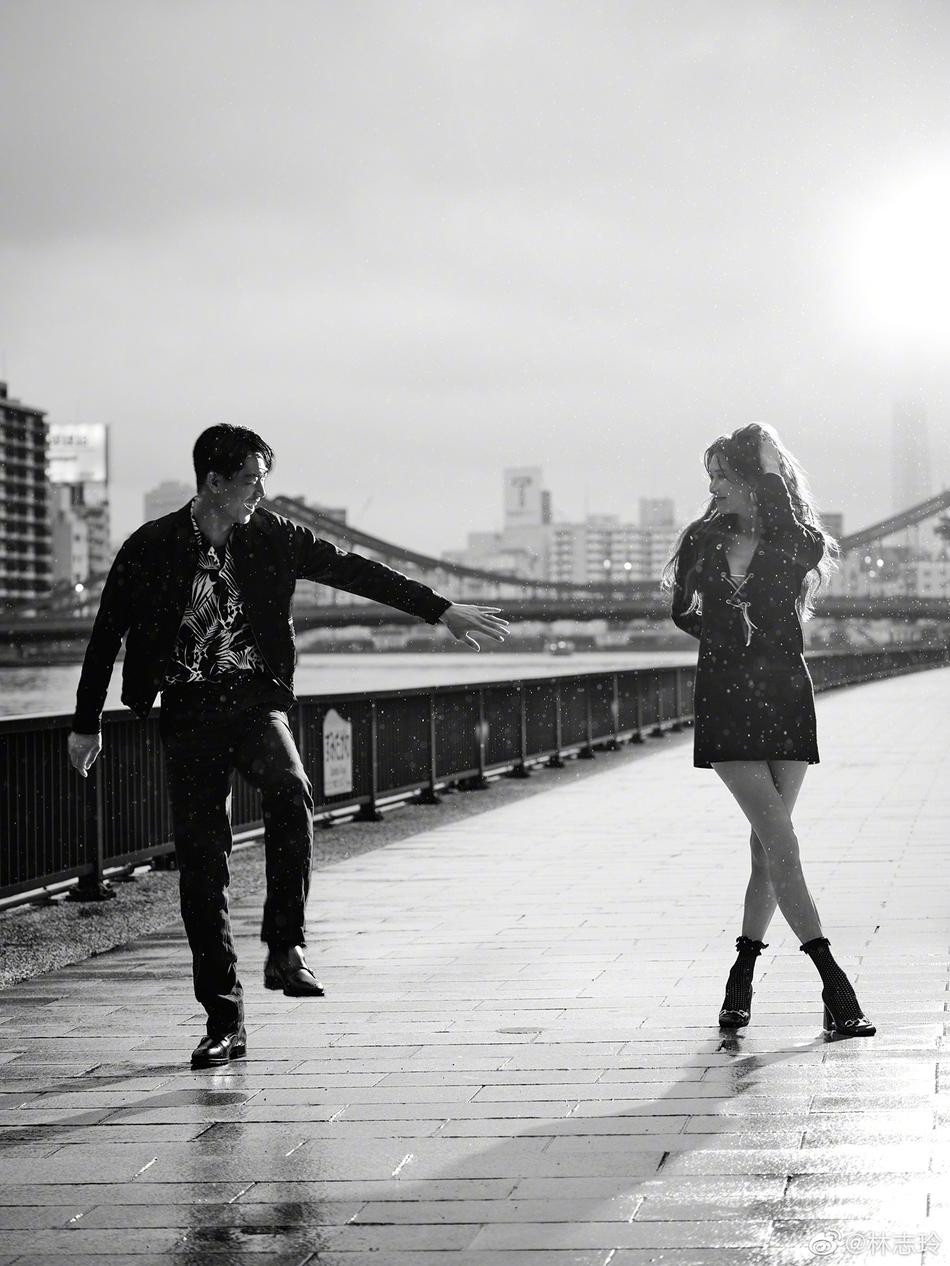 Tối 6/6, Lâm Chí Linh đăng lên Weibo cá nhân bộ ảnh đen - trắng chụp cùng chồng trẻ Akira nhân dịp kỷ niệm 2 năm ngày cưới. Tối 6/6, Lâm Chí Linh đăng lên Weibo cá nhân bộ ảnh đen - trắng chụp cùng chồng trẻ Akira nhân dịp kỷ niệm 2 năm ngày cưới.