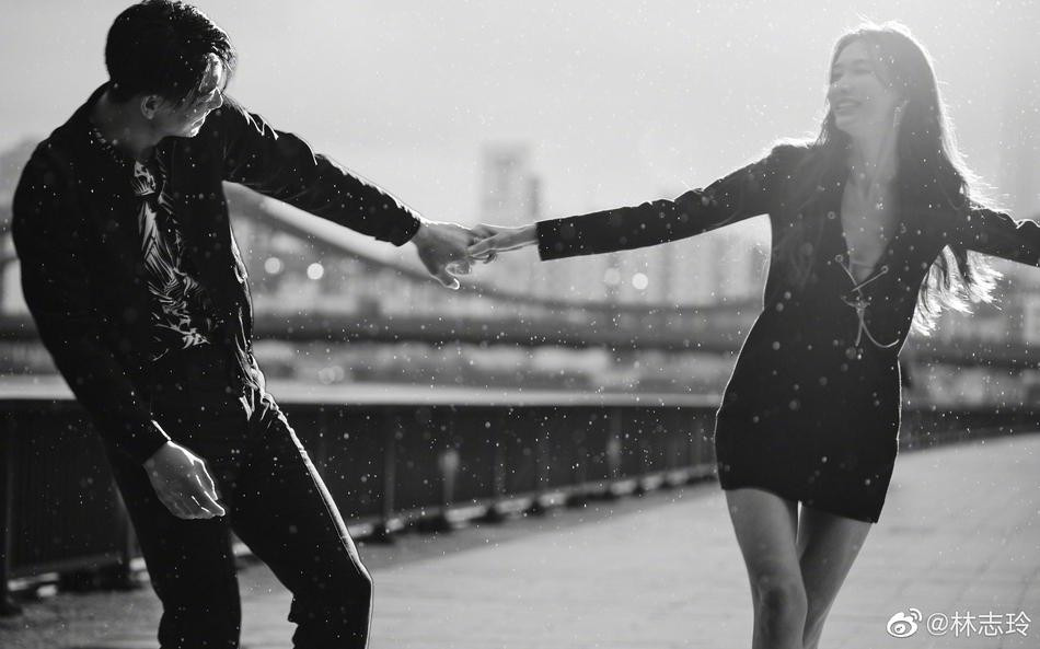 Đáng chú ý hơn, phần cổ váy xẻ sâu giúp Lâm Chí Linh khoe vòng một căng đầy, gợi cảm. Khi ở cạnh Akira khoảng cách 7 tuổi dường như bị xóa nhòa, thậm chí siêu mẫu 7x có phần trẻ hơn chồng. Đáng chú ý hơn, phần cổ váy xẻ sâu giúp Lâm Chí Linh khoe vòng một căng đầy, gợi cảm. Khi ở cạnh Akira khoảng cách 7 tuổi dường như bị xóa nhòa, thậm chí siêu mẫu 7x có phần trẻ hơn chồng.