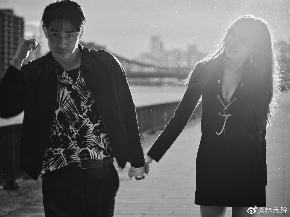 Trong ảnh, Lâm Chí Linh mặc váy ngắn đen dài tay, đi boot, tóc xõa. Akira cũng mặc trang phục giản dị, cùng tone với vợ, nhấn vào áo sơ mi họa tiết đen - trắng. Trong ảnh, Lâm Chí Linh mặc váy ngắn đen dài tay, đi boot, tóc xõa. Akira cũng mặc trang phục giản dị, cùng tone với vợ, nhấn vào áo sơ mi họa tiết đen - trắng.