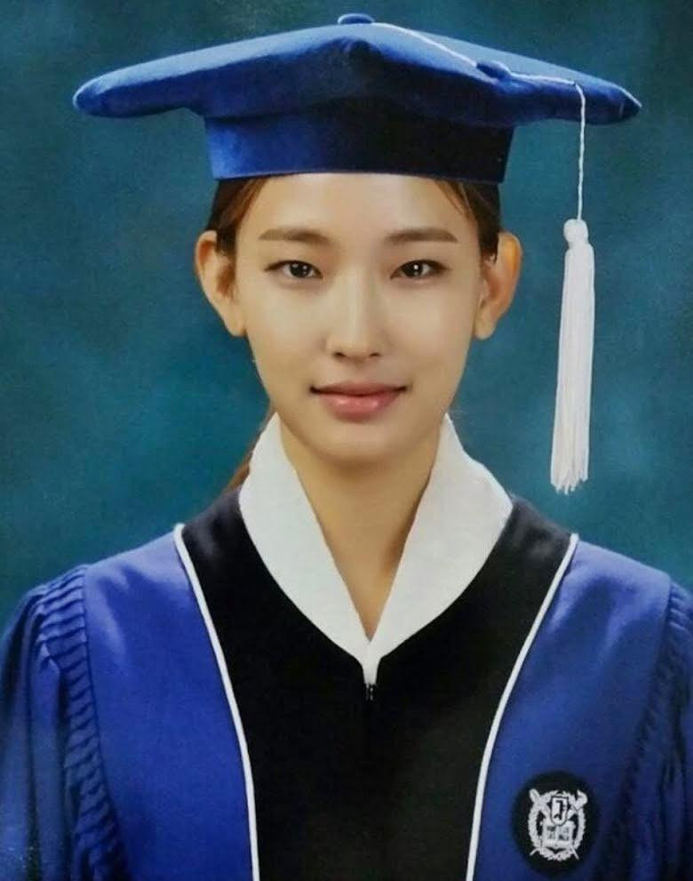 Không chỉ sở hữu ngoại hình cực phẩm, Hyun Joo còn có thành tích học tập đáng nể. Cô tốt nghiệp chuyên ngành Giáo dục tại Đại học Quốc gia Seoul - ngôi trường danh giá nhất Hàn Quốc, với tỷ lệ chọi khắc nghiệt, chỉ chọn một trong hàng nghìn thí sinh. Ảnh chụp tốt nghiệp của Hyun Joo được khen ngợi nhờ vẻ đẹp thanh tú, thông minh.