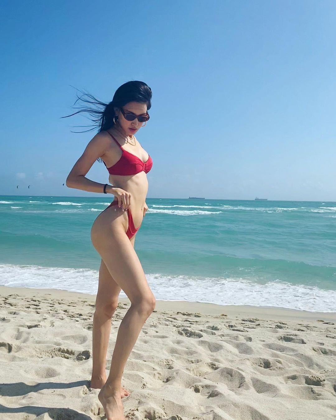 Trên trang cá nhân, cô thường cập nhật hình ảnh về cuộc sống cá nhân. Cũng như nhiều người mẫu nội y khác, cô thường đăng ảnh khoe dáng với bikini.