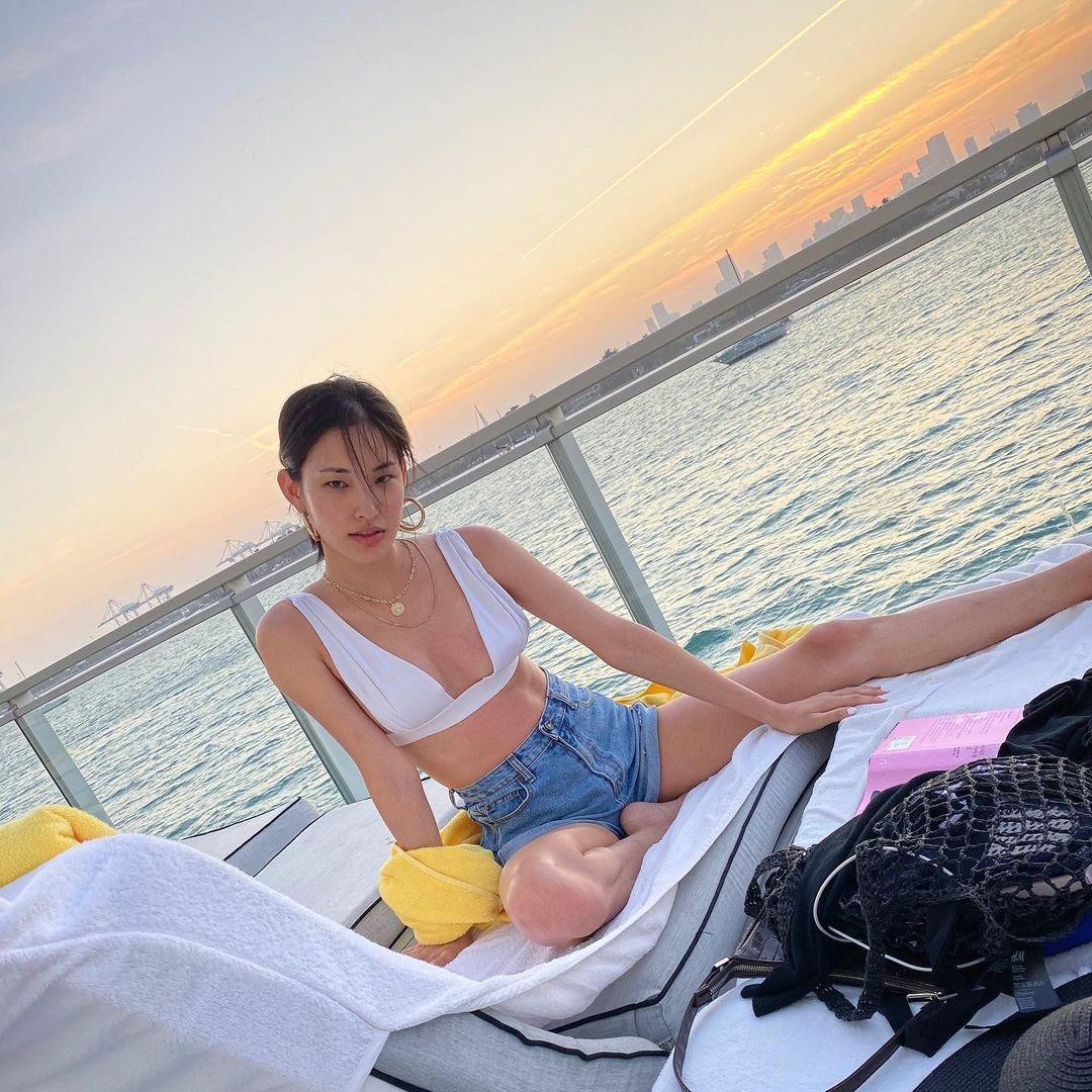Sự nghiệp thành công giúp Hyun Joo đủ điều kiện tận hưởng cuộc sống sang chảnh như đi du lịch khắp nơi trên thế giới, thư giãn trên du thuyền...