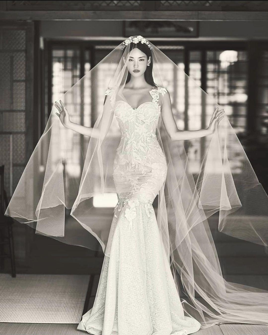 Ngoài ra, Hyun Joo còn xuất hiện trên trang bìa của loạt tạp chí uy tín như Harper's Bazaar Singapore, Venice hay Oscar de la Renta...