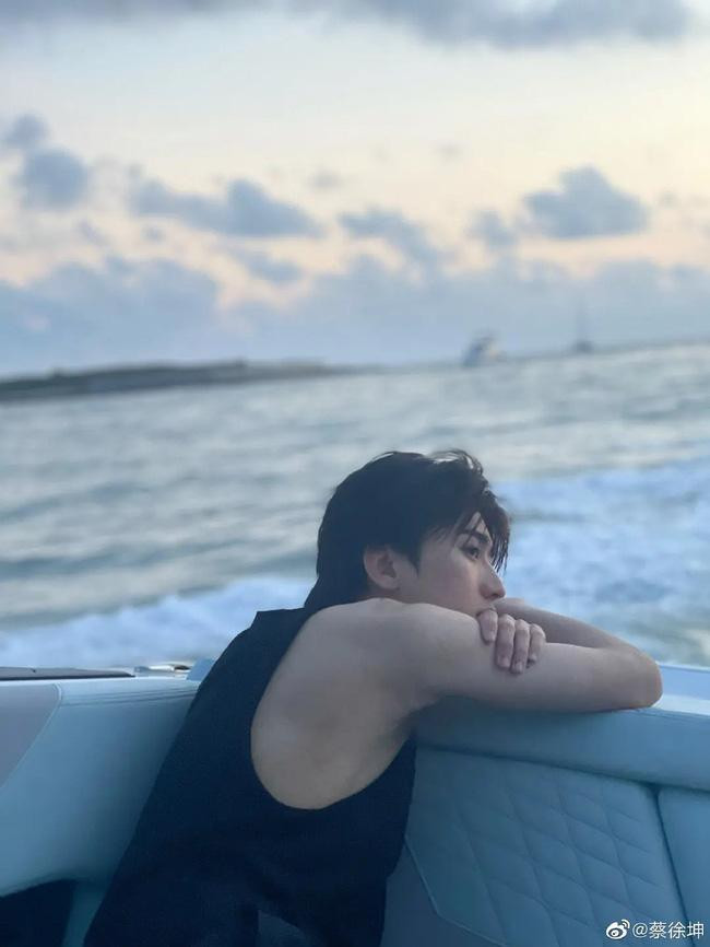 Bức ảnh do Thái Từ Khôn đăng tải càng khiến dân mạng tin rằng anh và đàn chị đi chơi riêng.