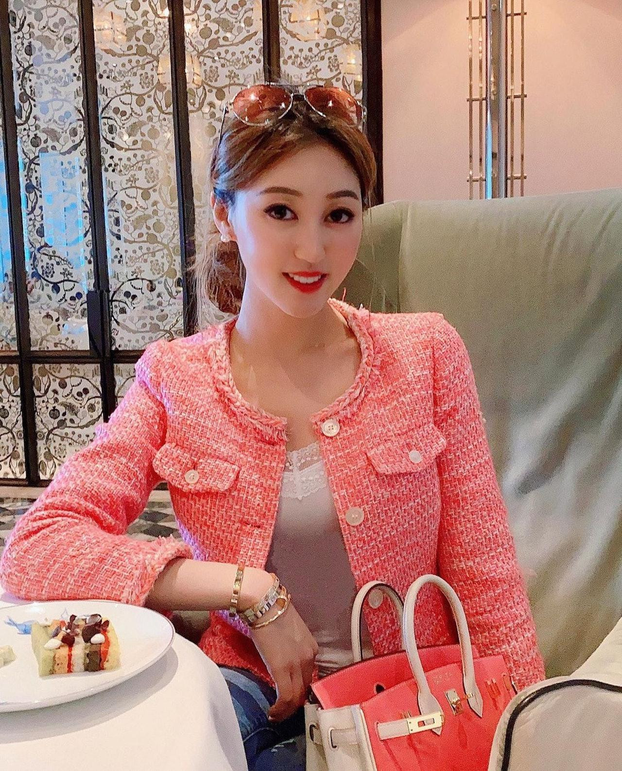 Hà Diễm Quyên vẫn sống sung túc sau cuộc hôn nhân chớp nhoáng với đại gia 70 tuổi. Hà Diễm Quyên vẫn sống sung túc sau cuộc hôn nhân chớp nhoáng với đại gia 70 tuổi.