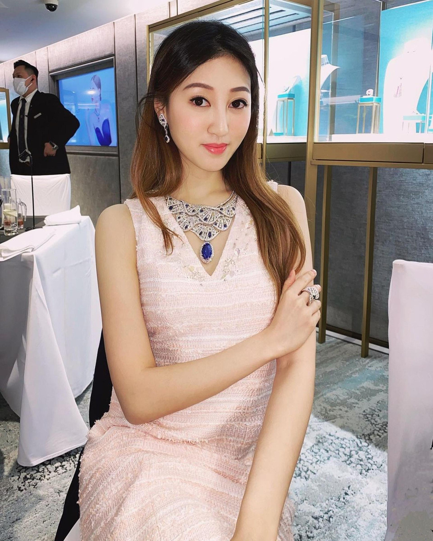 Đeo những món trang sức có giá trị lớn. Đeo những món trang sức có giá trị lớn.