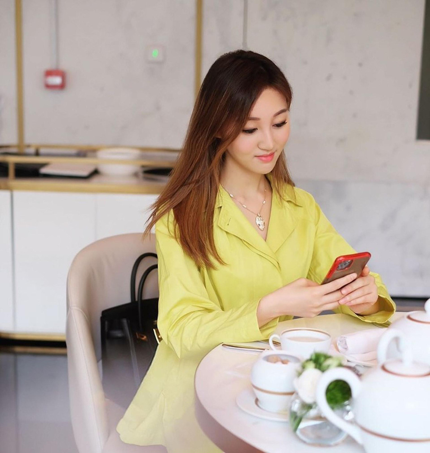 Uống trà chiều ở khách sạn hạng sang. Uống trà chiều ở khách sạn hạng sang.