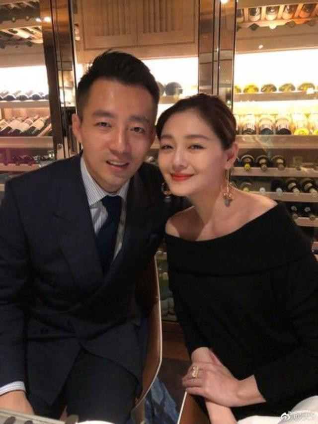 Từ Hy Viên thông báo ly hôn chồng thiếu gia, nhưng Uông Tiểu Phi phủ nhận.