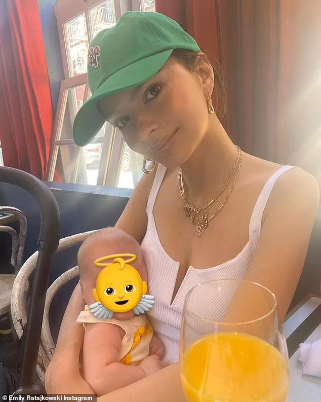 "Chân dài" Victoria's Secret sinh con đầu lòng cho nam diễn viên kiêm nhà sản xuất Sebastian Bear-McClard vào ngày 8/3 vừa qua. Em bé có tên là Sylvester Apollo Bear. Người đẹp không tiết lộ giới tính, nhưng qua trang phục, nhiều khả năng đây là một bé gái.