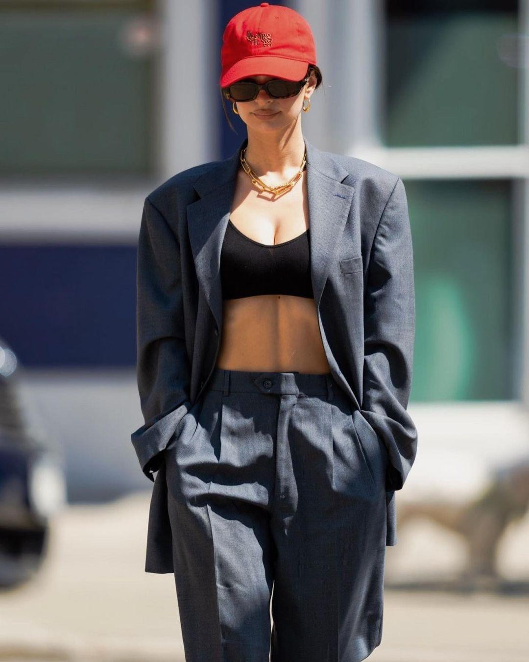 Mang thai và sinh con không khiến Emily thay đổi nhiều về ngoại hình. Cô gần như khôi phục cơ thể ban đầu ngay sau khi em bé chào đời.