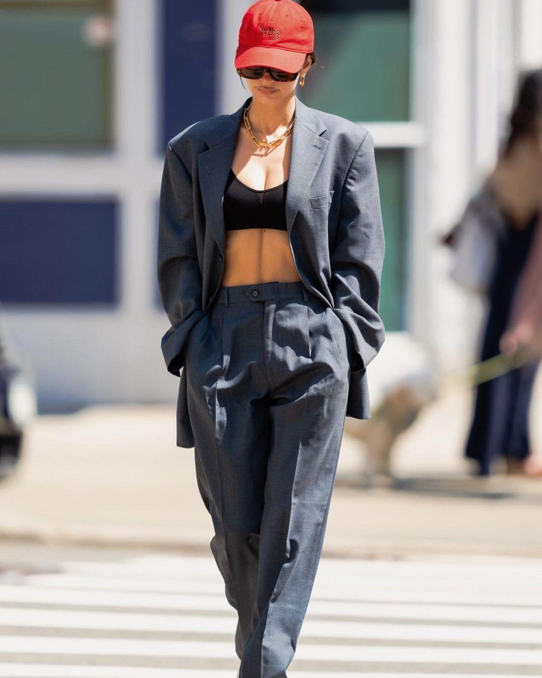 Nổi tiếng với phong cách táo bạo, chuộng khoe "da thịt", Emily dù đã thành mẹ trẻ con vẫn thường xuyên cập nhật những bức ảnh nóng bỏng trên trang cá nhân.