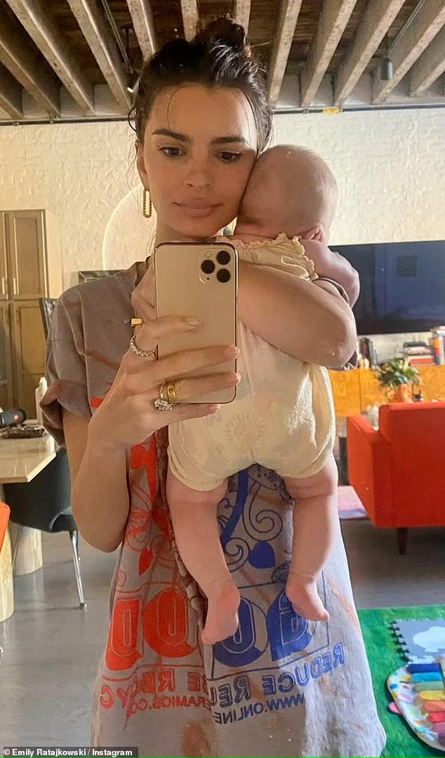 Sau khi có con, Emily thường xuyên đăng tải hình ảnh về em bé trên Instagram cá nhân, nhưng chưa bao giờ để lộ mặt.