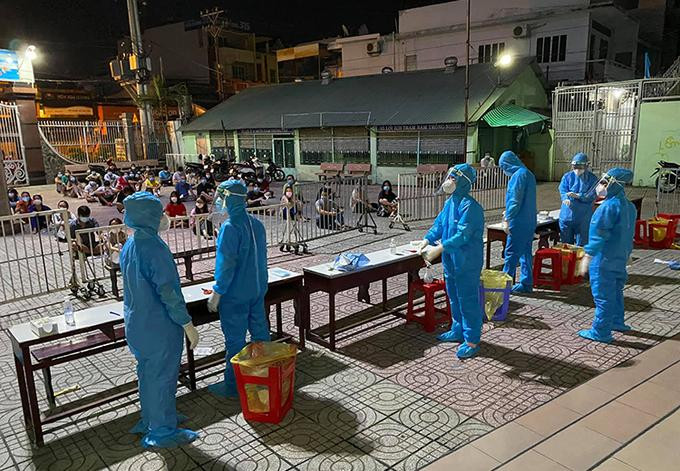 Nhóm nghệ sĩ hỗ trợ các y bác sĩ ổn định người dân trước khi lấy mẫu xét nghiệm. Ảnh: Nhân vật cung cấp.