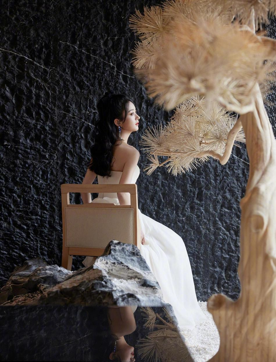 Bên cạnh đó, không ít người hâm mộ để lại những lời động viên, cổ vũ mỹ nữ họ Triệu sau ồn ào ly hôn Phùng Thiệu Phong. &quot;Chúc Lệ Dĩnh ngày càng tốt hơn và may mắn gặp được người yêu thương&quot;, một bình luận viết.