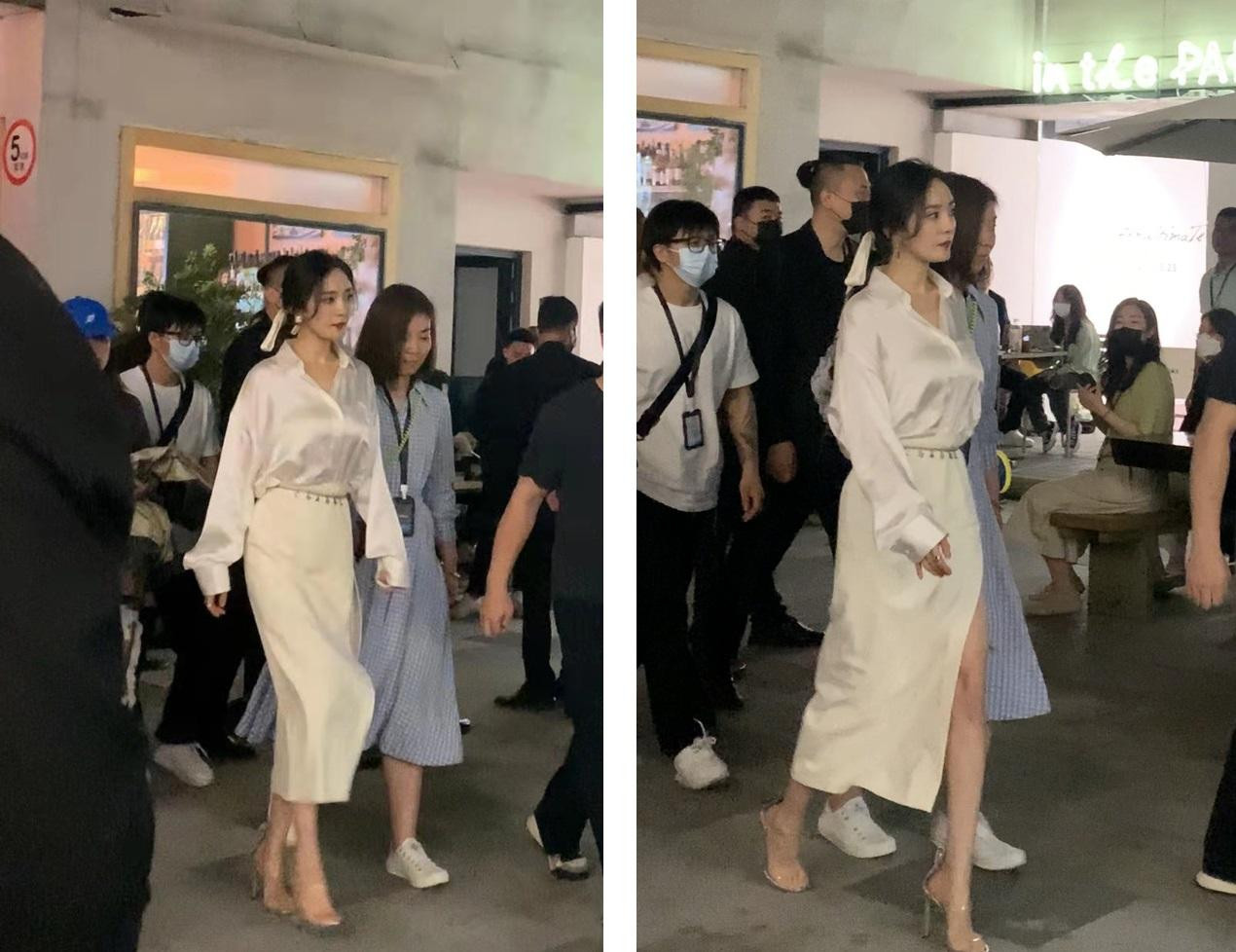 Trang phục tương đối "kín cổng cao tường" cũng không thể che được hình thể "cực phẩm" ở tuổi 35 của Dương Mịch.