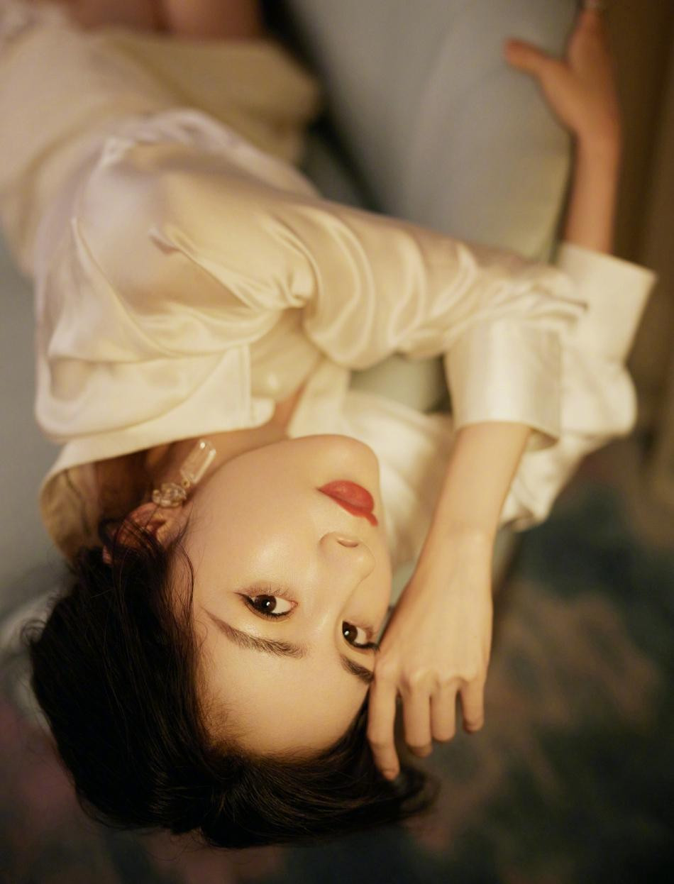 Chưa dừng lại ở đó, dân mạng đang ghép cặp cô với nam diễn viên kém cô đến 9 tuổi, Hứa Khải. Hai người đang hợp tác trong bộ phim truyền hình "Định Luật Tình Yêu 80/20", thường xuyên lộ hình ảnh tương tác ngọt ngào trên phim trường.