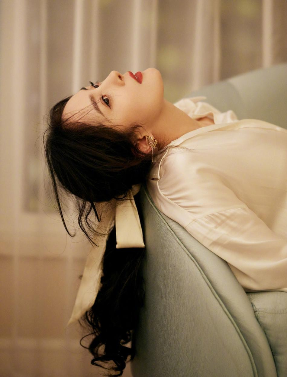 Thời gian qua, Dương Mịch bị đồn đã chia tay tình trẻ kém 3 tuổi Ngụy Đại Huân. Hai người vướng nghi vấn hẹn hò vào năm 2019, không lâu sau khi Dương Mịch ly hôn Lưu Khải Uy. Nhưng từ đầu năm 2021 đến nay, hai người không còn được nhìn thấy xuất hiện cùng nhau.