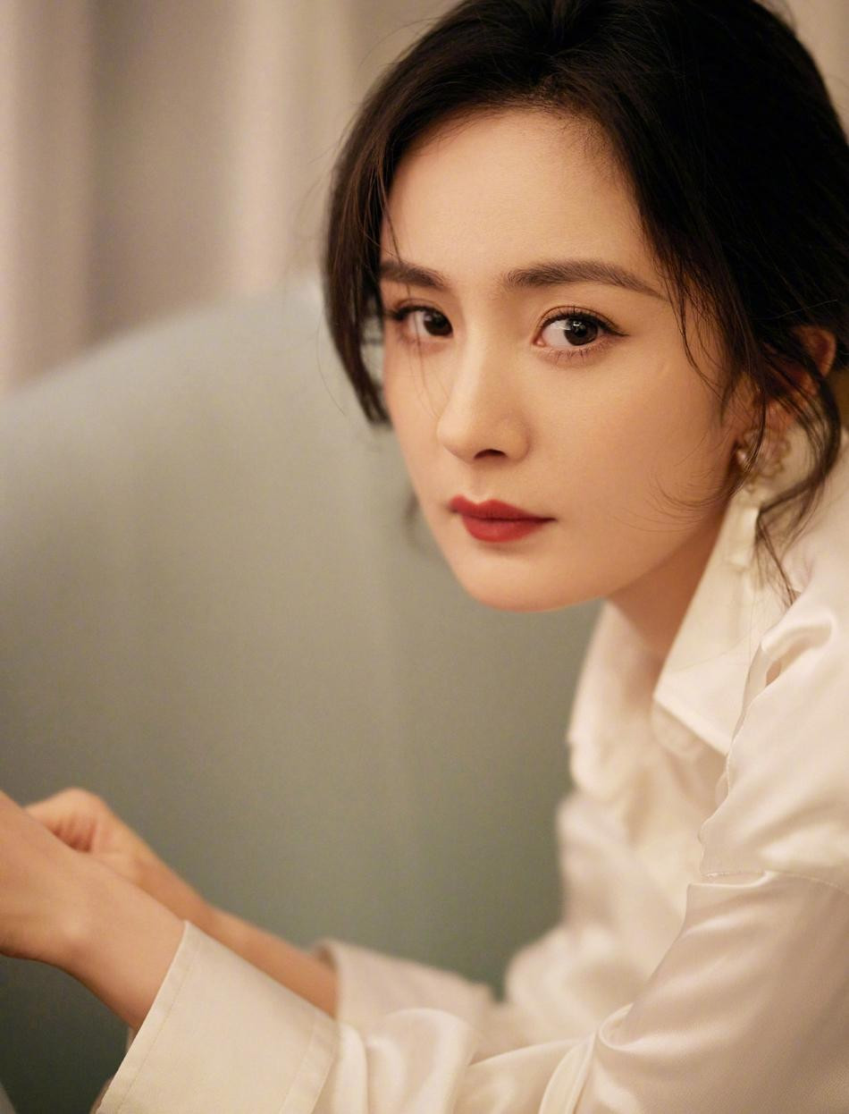 Studio của Dương Mịch vừa tung bộ ảnh mới về nàng "Vương Chiêu Quân". Lập tức, sắc vóc của người đẹp sinh năm 1986 trở thành chủ đề "hot" trong cộng đồng mạng Trung Quốc.