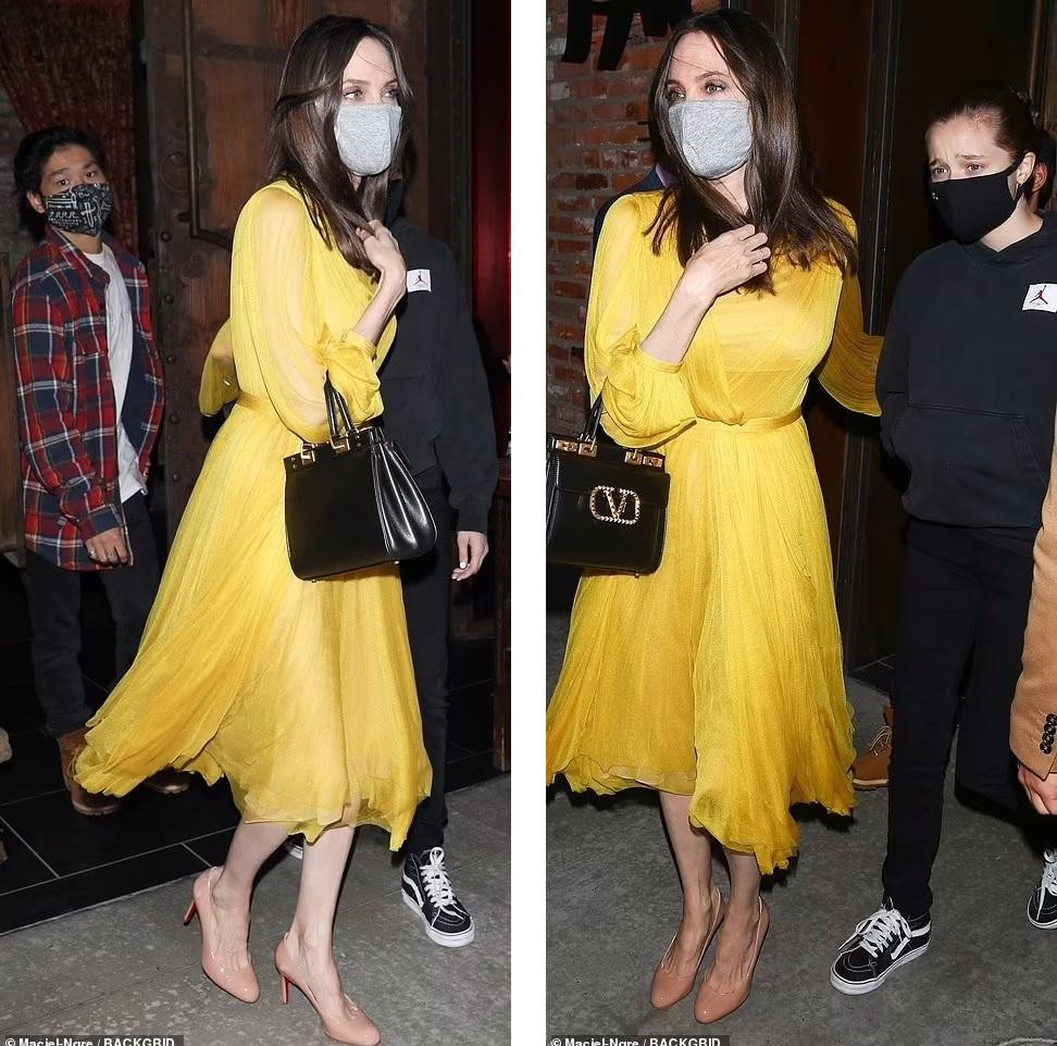 Angelina Jolie nổi bật với chiếc váy màu vàng mềm mại, nữ tính.