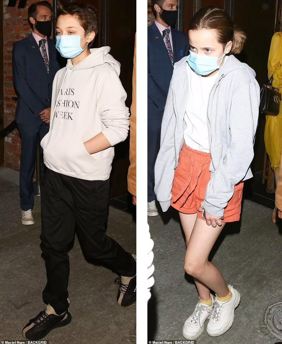 Knox tỉnh bơ trước ống kính truyền thông, còn Vivienne trông khá nhút nhát, người co rúm lại.