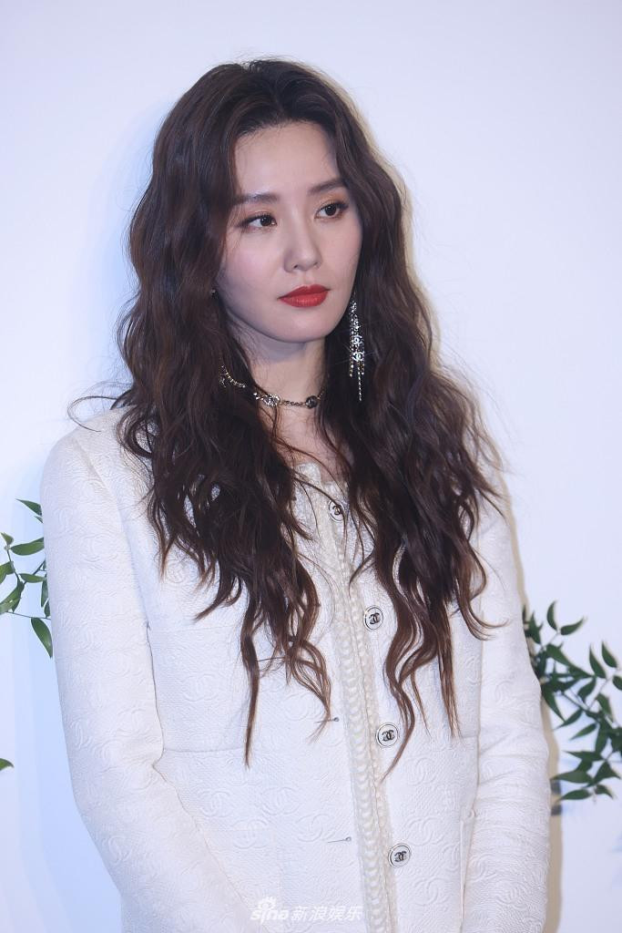 Tuy nhiên, dân mạng đánh giá cô làm kiểu tóc không phù hợp, khiến cô trông già đi thấy rõ.