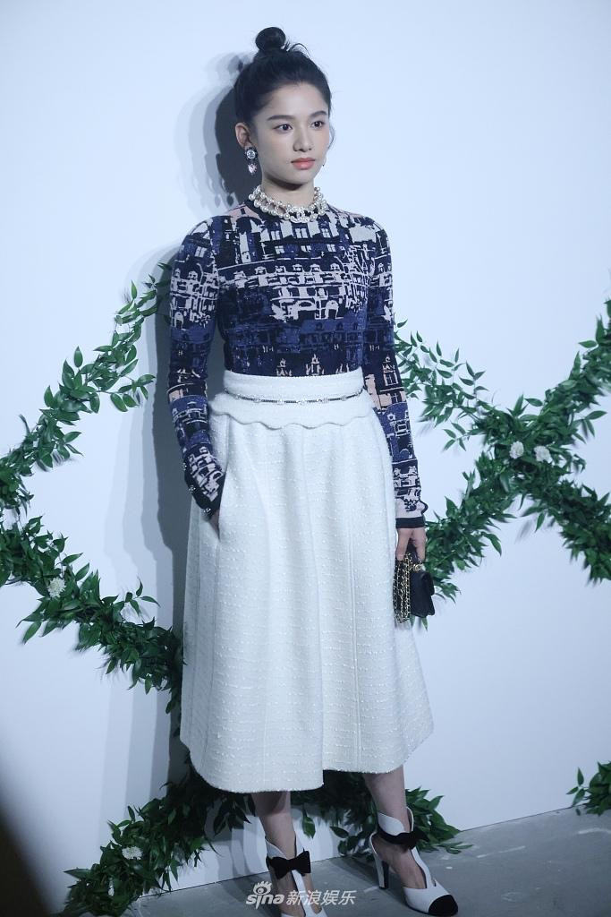 Trương Tinh Nghi trông khá "quê", còn lộ khuyết điểm eo thô.