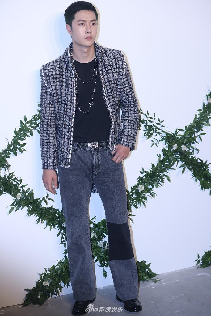 Ngôi sao "Trần Tình Lệnh" Vương Nhất Bác khác lạ với mái tóc ngắn và set đồ có phần nữ tính. Điểm trừ là gương mặt sưng sỉa, vô cảm.