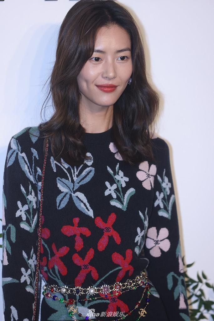 "Chân dài" Victoria's Secret Lưu Văn ngày càng gầy khô.