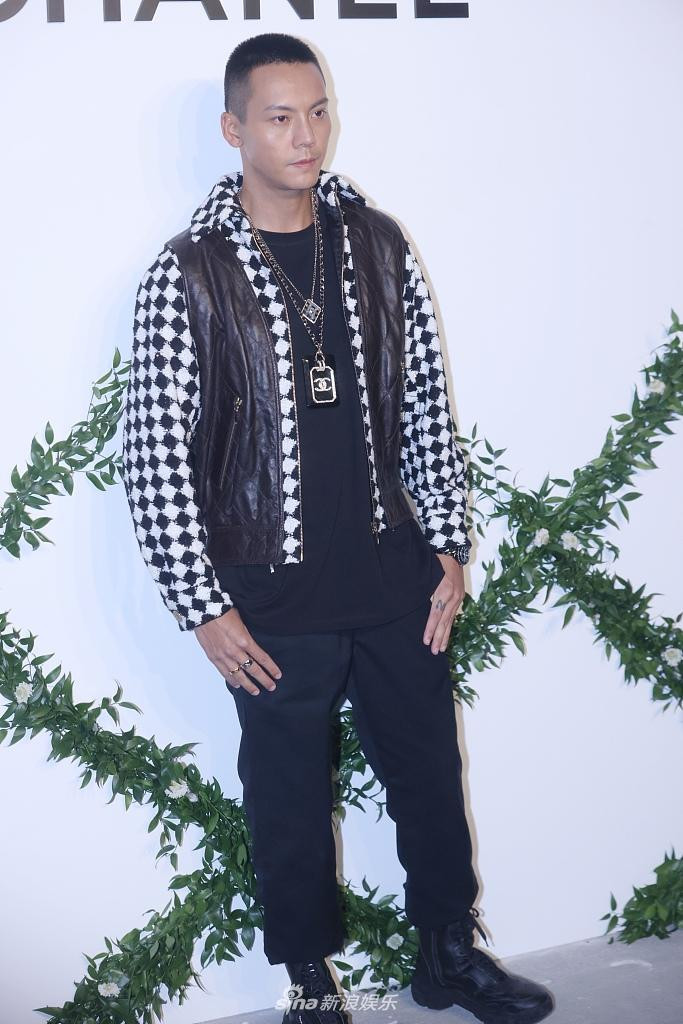 Trần Vỹ Đình chọn phong cách bụi bặm, nam tính. Tuy nhiên, gương mặt anh lại trông mệt mỏi, hốc hác.