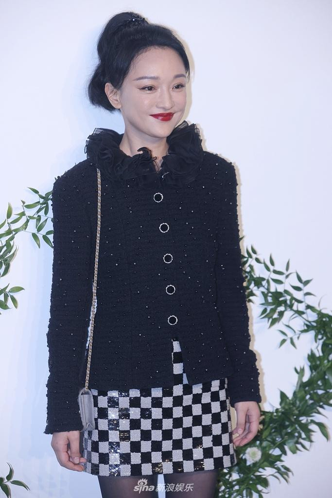 Nữ diễn viên 47 tuổi buộc tóc đuôi gà trẻ trung nhưng không thể giấu được gương mặt lộ rõ dấu hiệu lão hóa ở mắt và vùng miệng. Chưa kể, lớp phần nền trắng bợt, bóng nhẫy và màu son đỏ sẫm càng khiến cô trông già hơn.