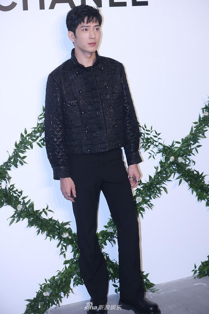 Tỉnh Bách Nhiên có vẻ là mỹ nam ổn nhất tại sự kiện.