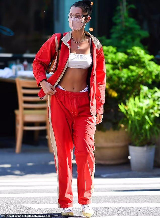 Dù Bella tuân thủ nghiêm túc quy định phòng chống dịch bệnh, không ít dân mạng tỏ ra khó hiểu về lý do cô đeo khẩu trang khi xuống phố. Có người thậm chí còn nghi ngờ cô vừa phẫu thuật thẩm mỹ nên phải che mặt.