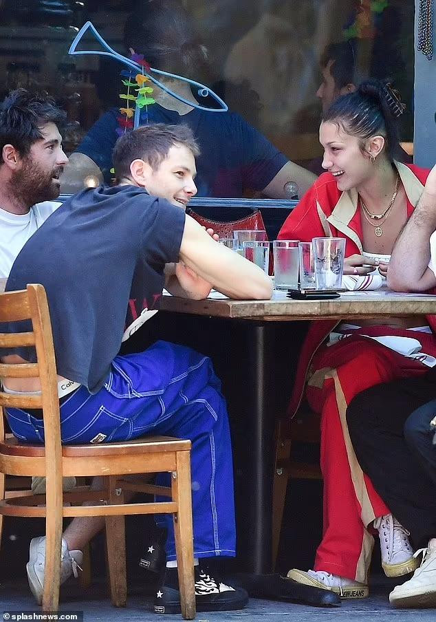 Bella sau đó được nhìn thấy đang ăn trưa với bạn trai tin đồn Marc Kalman và những người bạn khác tại nhà hàng hải sản Mary&apos;s Fish Camp.