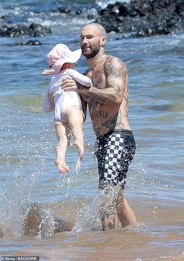 Hai người thay phiên nhau trông con, không khác gì những cặp phụ huynh bình thường.