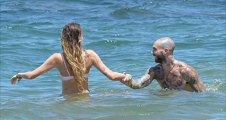 Đôi vợ chồng nổi tiếng đi nghỉ cùng hai con gái, nhưng vẫn tranh thủ dành những phút giây riêng tư bên nhau, hòa mình trong làn nước mát giữa thời tiết khoảng 27 độ C.