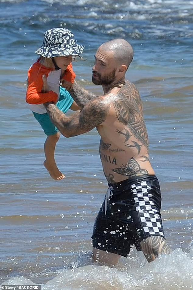 Nam ca sĩ 42 tuổi cũng cho thấy là người yêu trẻ con khi chơi đùa cùng con của bạn.