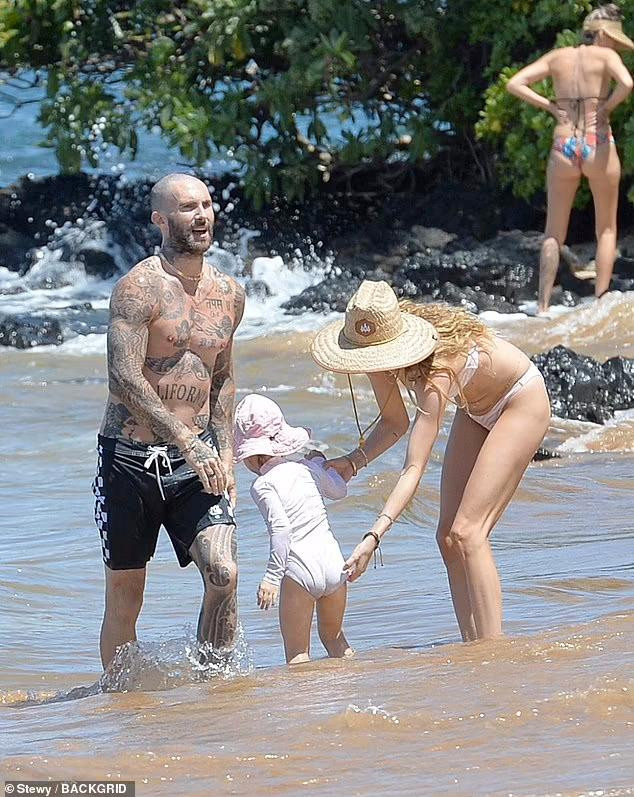 Ngoài những phút giây riêng tư, đôi vợ chồng nổi tiếng dành phần lớn thời gian của buổi đi chơi để ở bên hai con gái Dusty Rose (4 tuổi) và Gio Grace (3 tuổi).